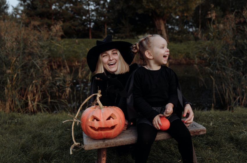 Mor og datter er klædt ud som hekse